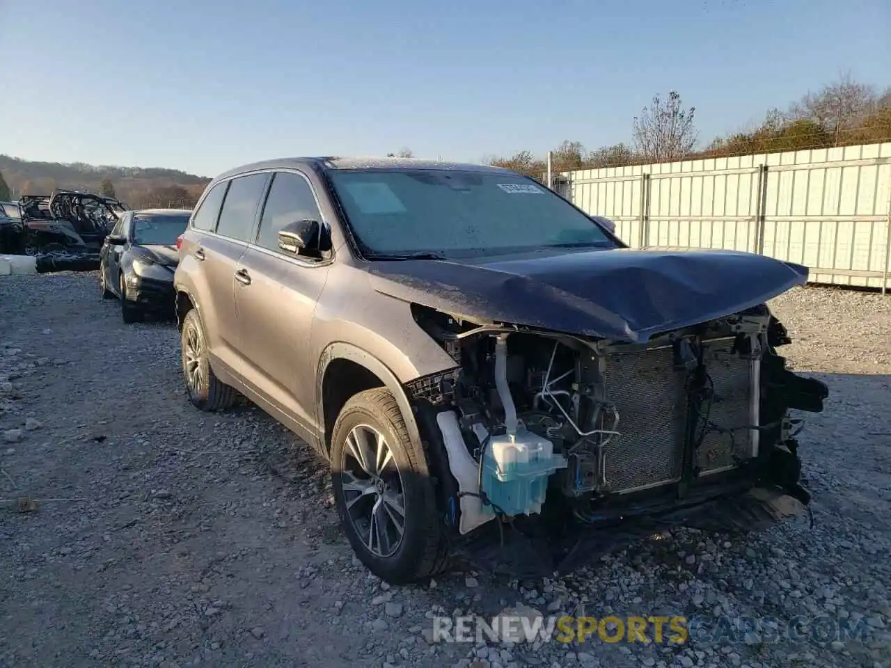 4 Photograph of a damaged car 5TDZZRFH6KS353633 TOYOTA HIGHLANDER 2019