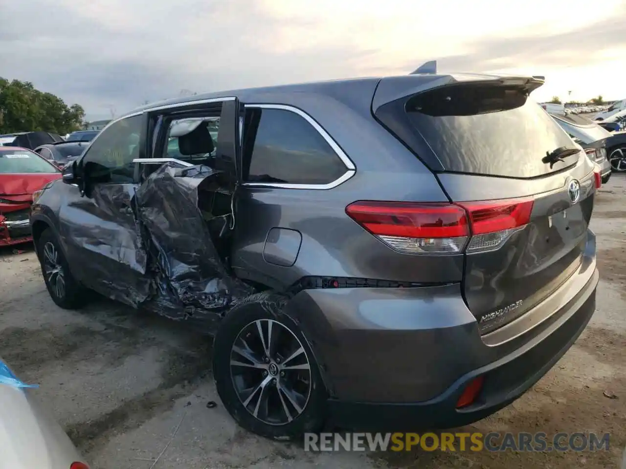 2 Photograph of a damaged car 5TDZZRFH6KS363207 TOYOTA HIGHLANDER 2019