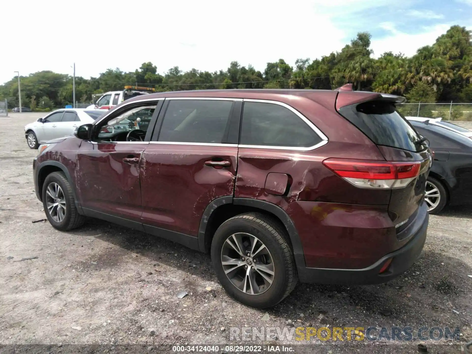 3 Photograph of a damaged car 5TDZZRFH6KS366026 TOYOTA HIGHLANDER 2019