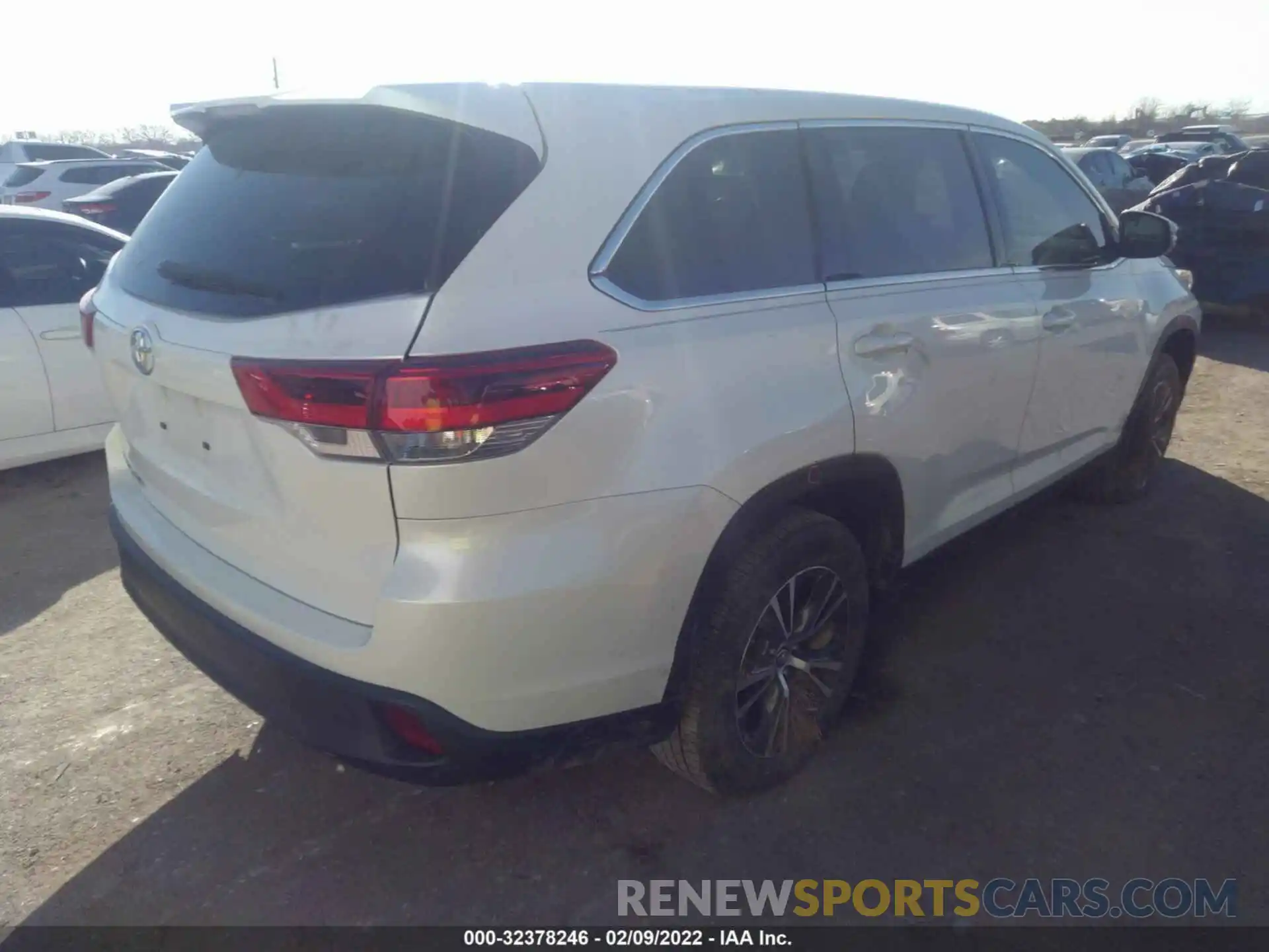 4 Photograph of a damaged car 5TDZZRFH7KS290669 TOYOTA HIGHLANDER 2019