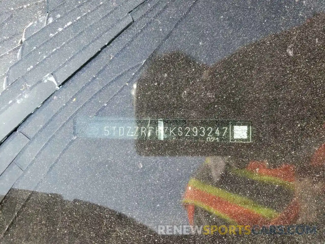 10 Photograph of a damaged car 5TDZZRFH7KS293247 TOYOTA HIGHLANDER 2019