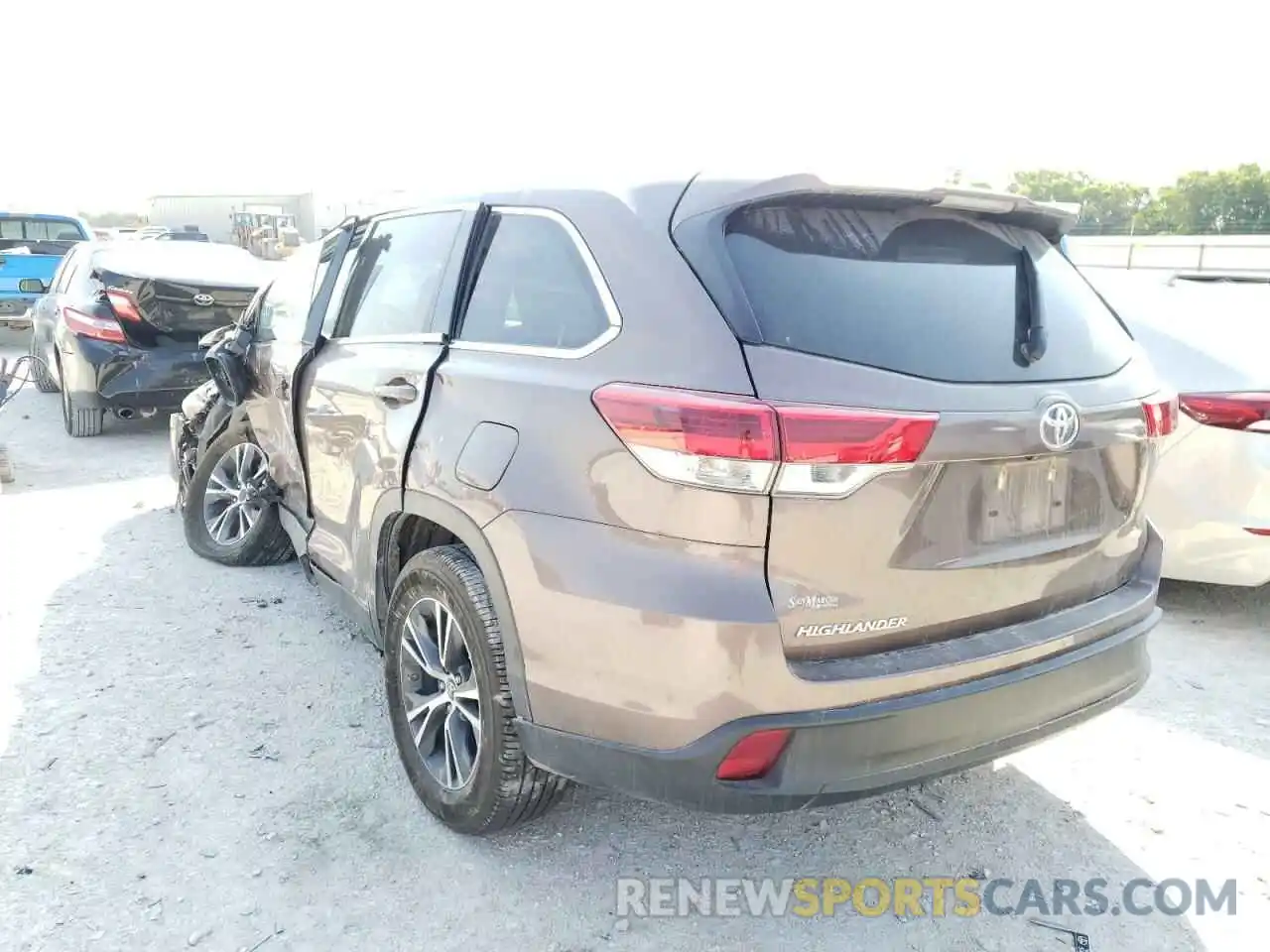 3 Photograph of a damaged car 5TDZZRFH7KS293247 TOYOTA HIGHLANDER 2019