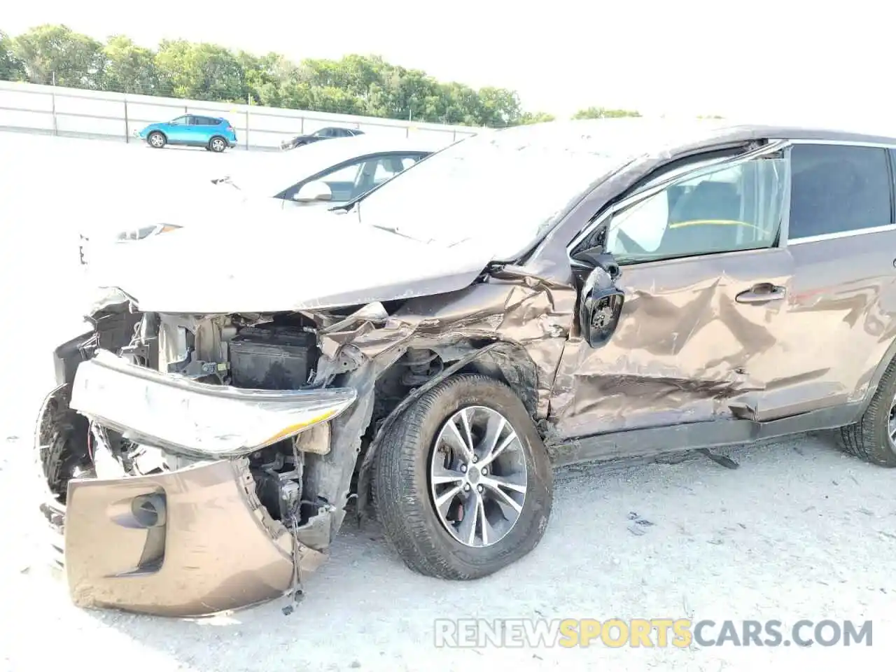 9 Photograph of a damaged car 5TDZZRFH7KS293247 TOYOTA HIGHLANDER 2019