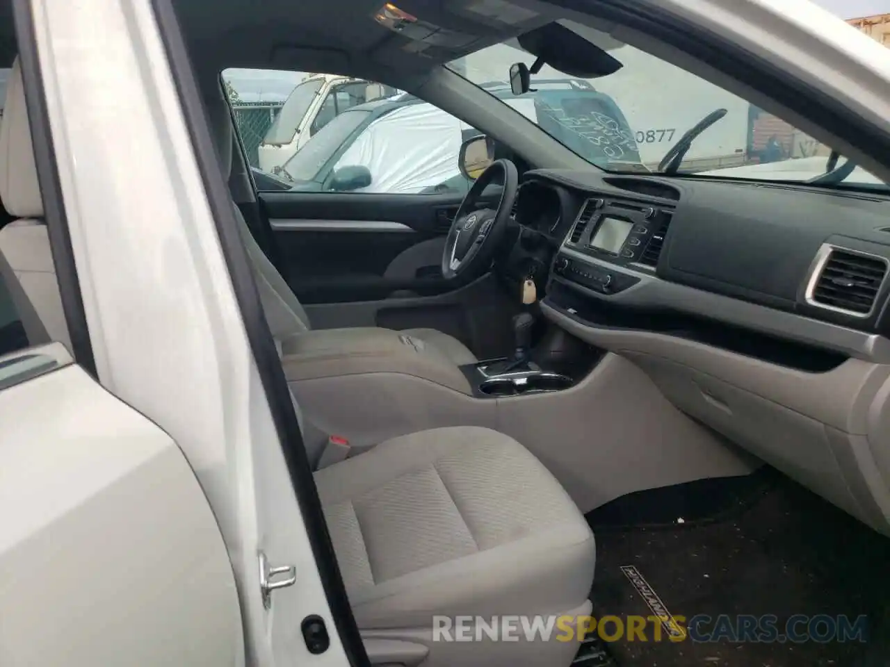 5 Photograph of a damaged car 5TDZZRFH7KS298092 TOYOTA HIGHLANDER 2019