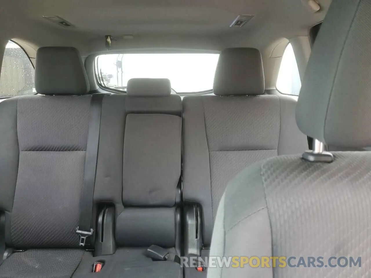 10 Photograph of a damaged car 5TDZZRFH7KS299274 TOYOTA HIGHLANDER 2019
