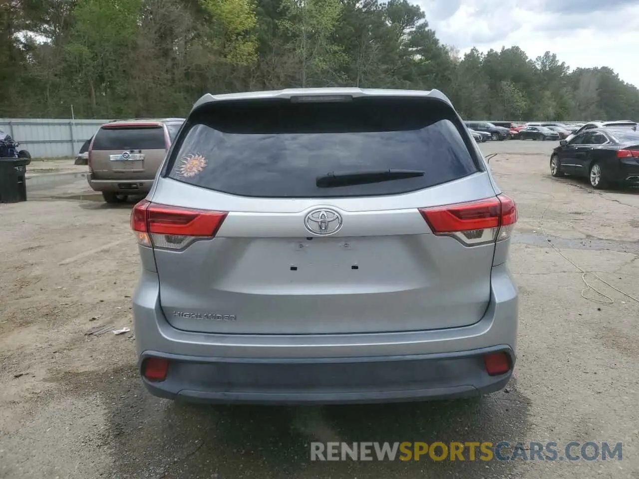 6 Photograph of a damaged car 5TDZZRFH7KS299274 TOYOTA HIGHLANDER 2019