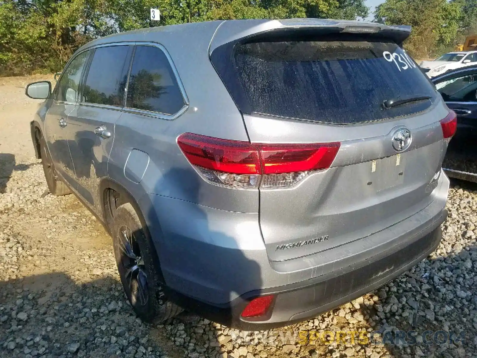 3 Photograph of a damaged car 5TDZZRFH7KS299310 TOYOTA HIGHLANDER 2019