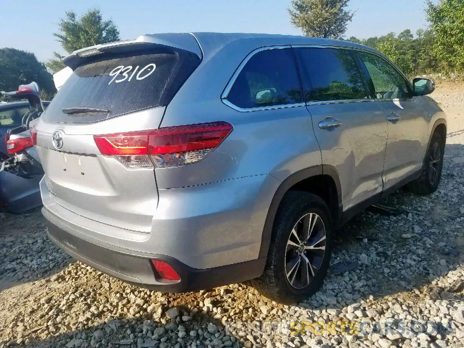 4 Photograph of a damaged car 5TDZZRFH7KS299310 TOYOTA HIGHLANDER 2019