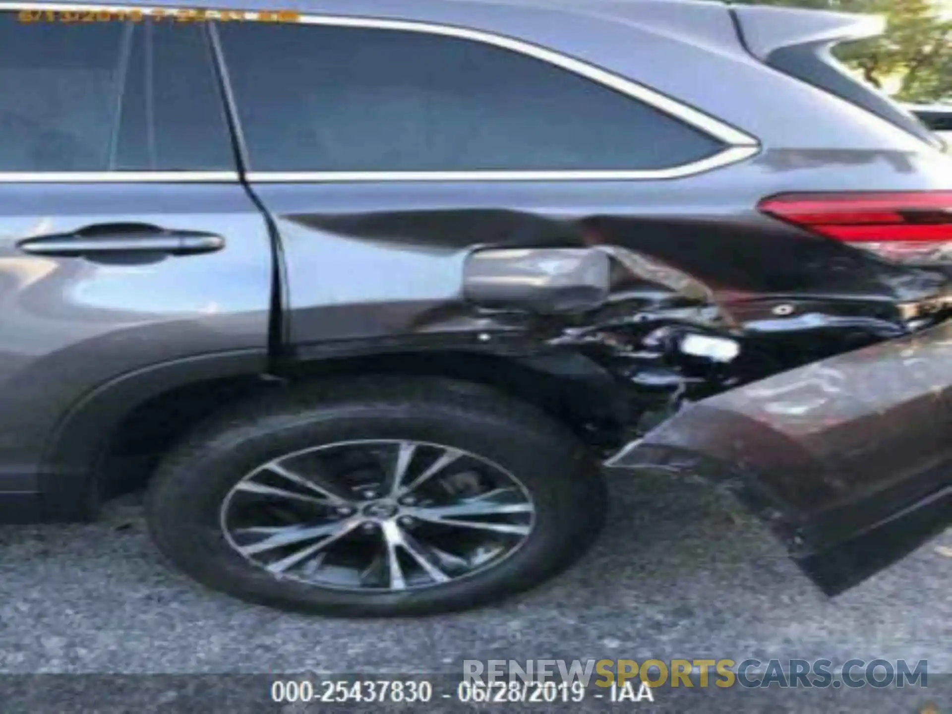 8 Photograph of a damaged car 5TDZZRFH7KS304747 TOYOTA HIGHLANDER 2019