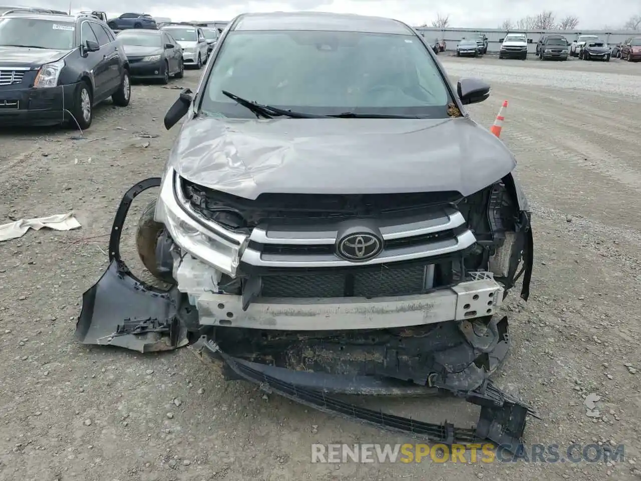 5 Photograph of a damaged car 5TDZZRFH7KS304831 TOYOTA HIGHLANDER 2019