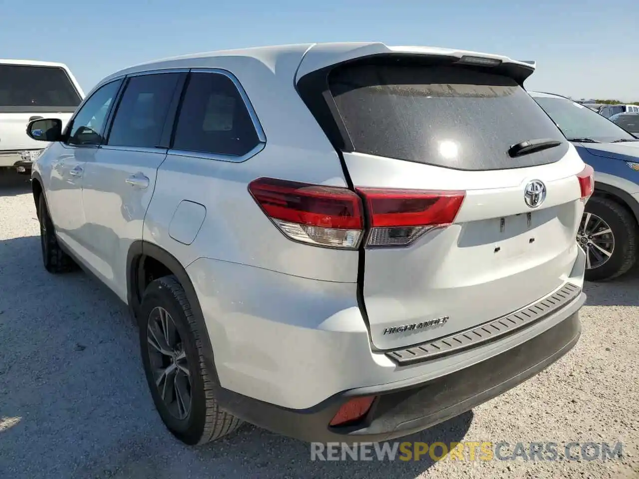 3 Photograph of a damaged car 5TDZZRFH7KS309382 TOYOTA HIGHLANDER 2019