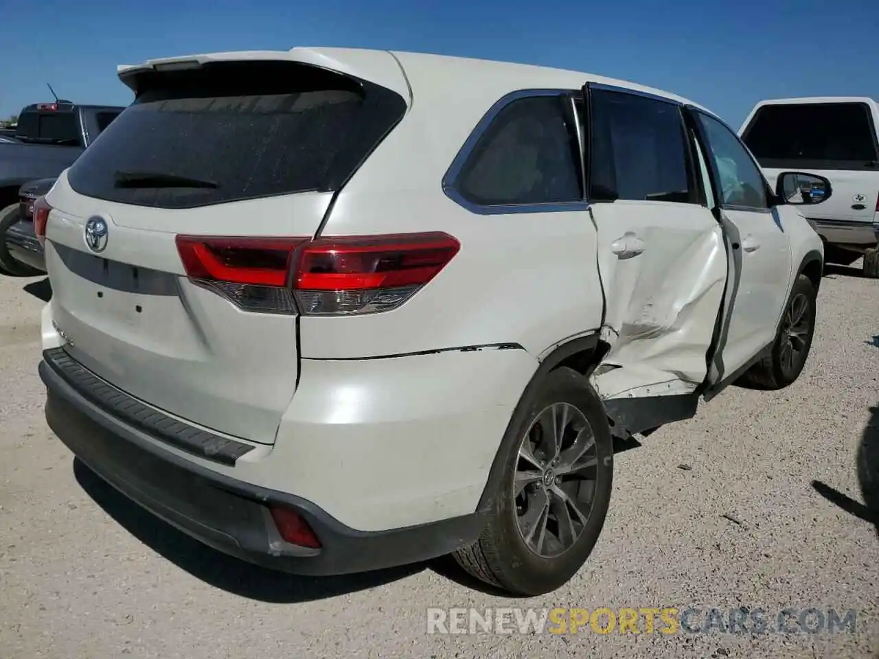 4 Photograph of a damaged car 5TDZZRFH7KS309382 TOYOTA HIGHLANDER 2019