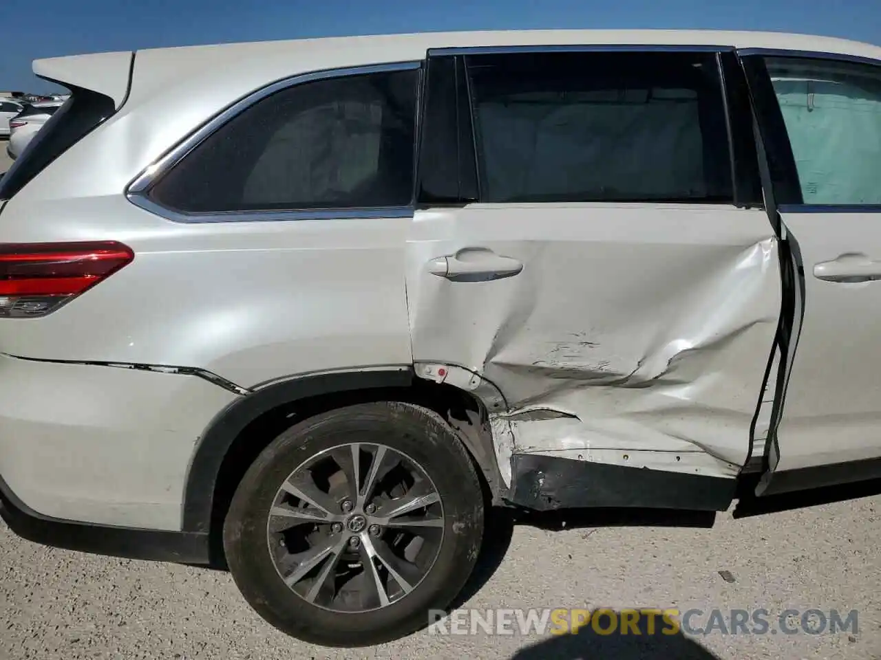 9 Photograph of a damaged car 5TDZZRFH7KS309382 TOYOTA HIGHLANDER 2019