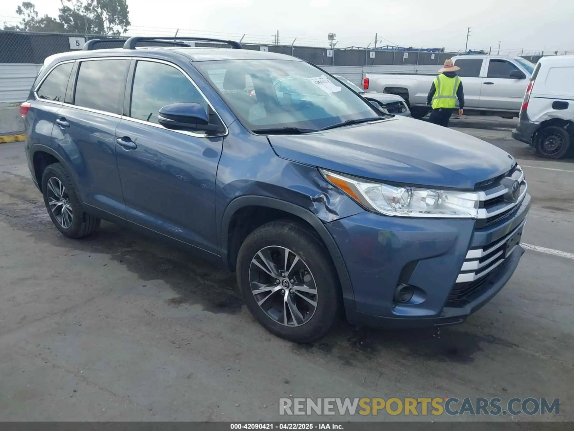 1 Photograph of a damaged car 5TDZZRFH7KS316168 TOYOTA HIGHLANDER 2019