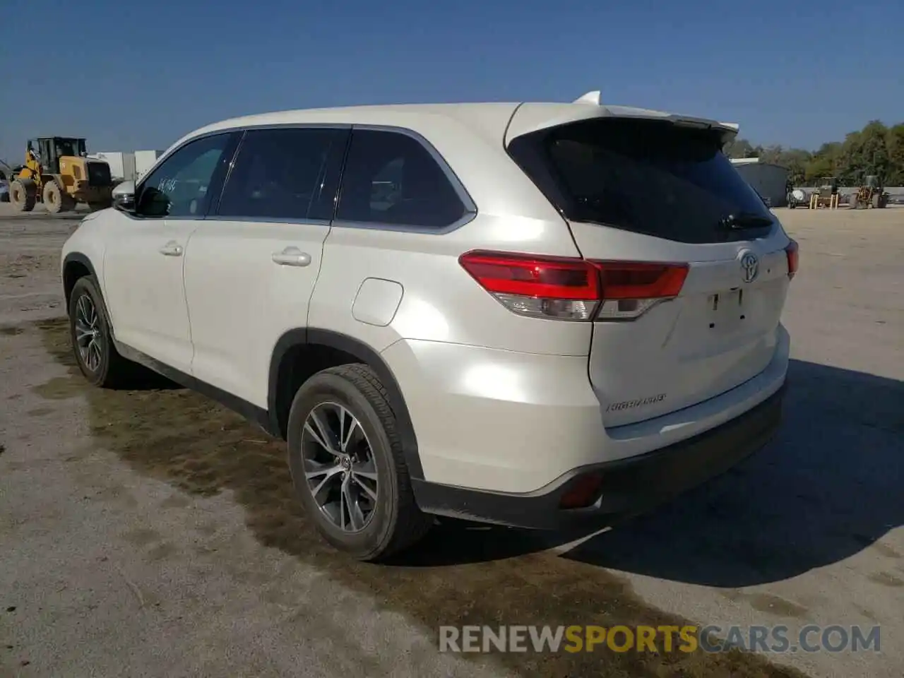 3 Photograph of a damaged car 5TDZZRFH7KS318857 TOYOTA HIGHLANDER 2019