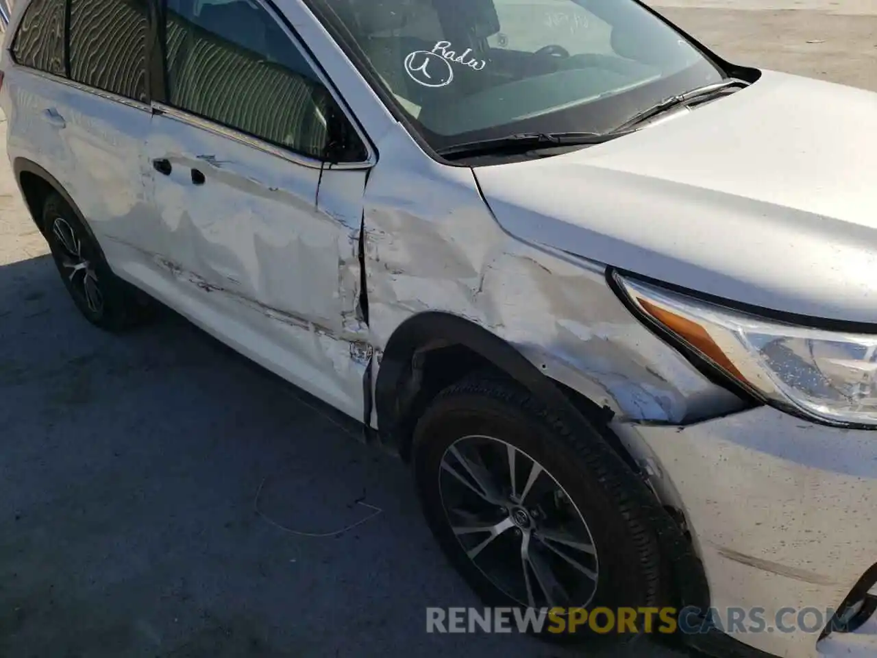 9 Photograph of a damaged car 5TDZZRFH7KS318857 TOYOTA HIGHLANDER 2019