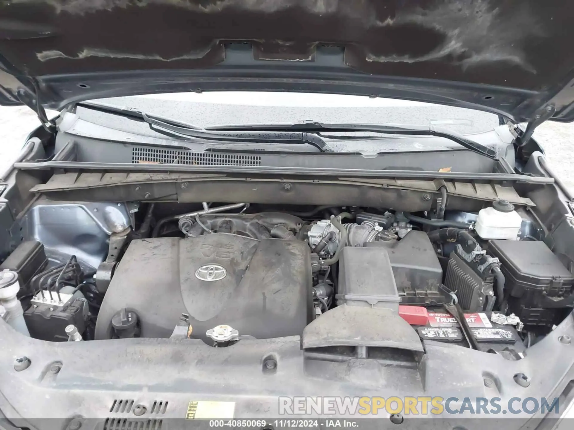 10 Photograph of a damaged car 5TDZZRFH7KS322424 TOYOTA HIGHLANDER 2019