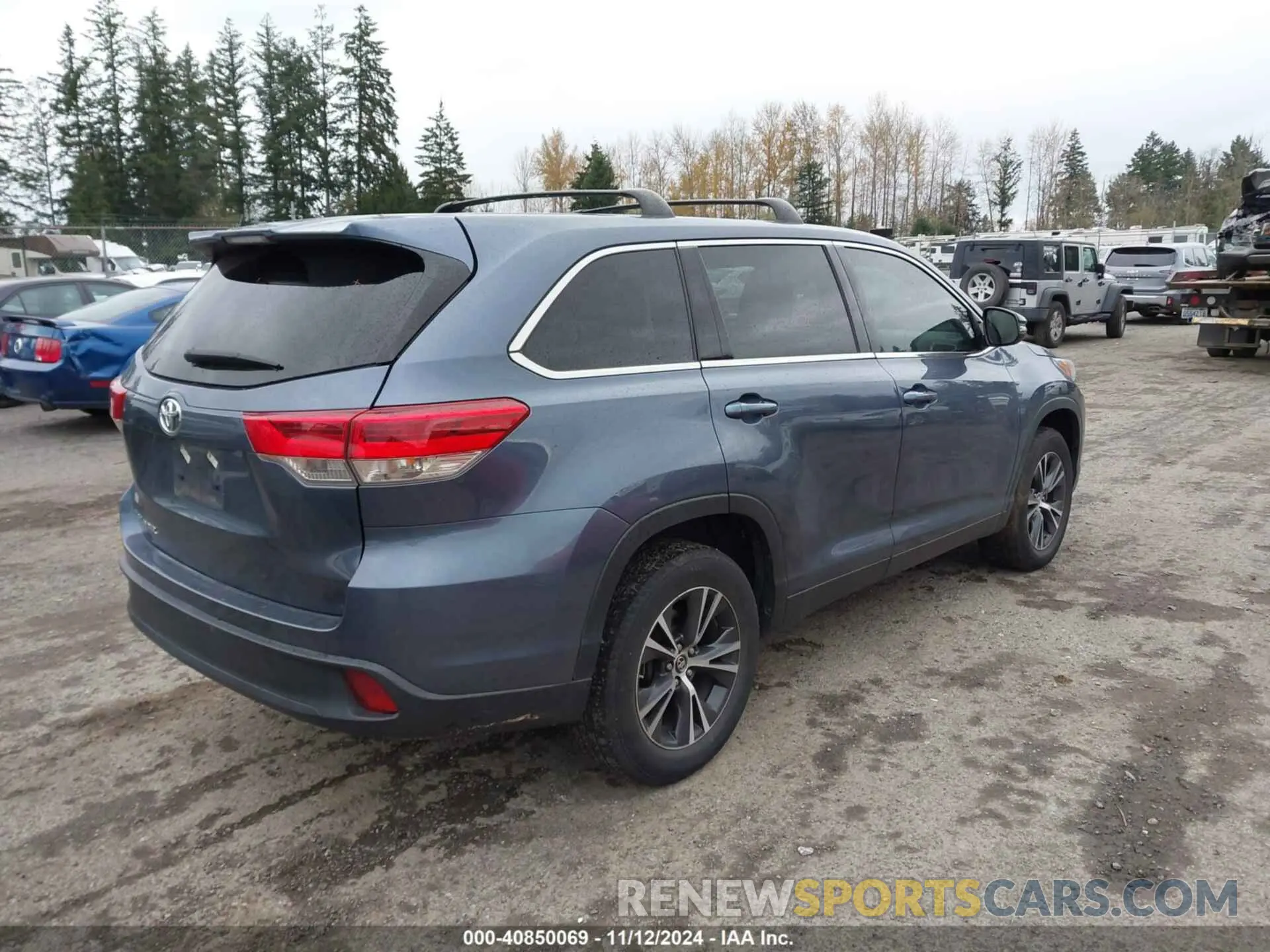 4 Photograph of a damaged car 5TDZZRFH7KS322424 TOYOTA HIGHLANDER 2019