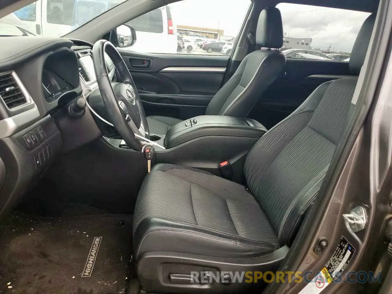 7 Photograph of a damaged car 5TDZZRFH7KS323007 TOYOTA HIGHLANDER 2019