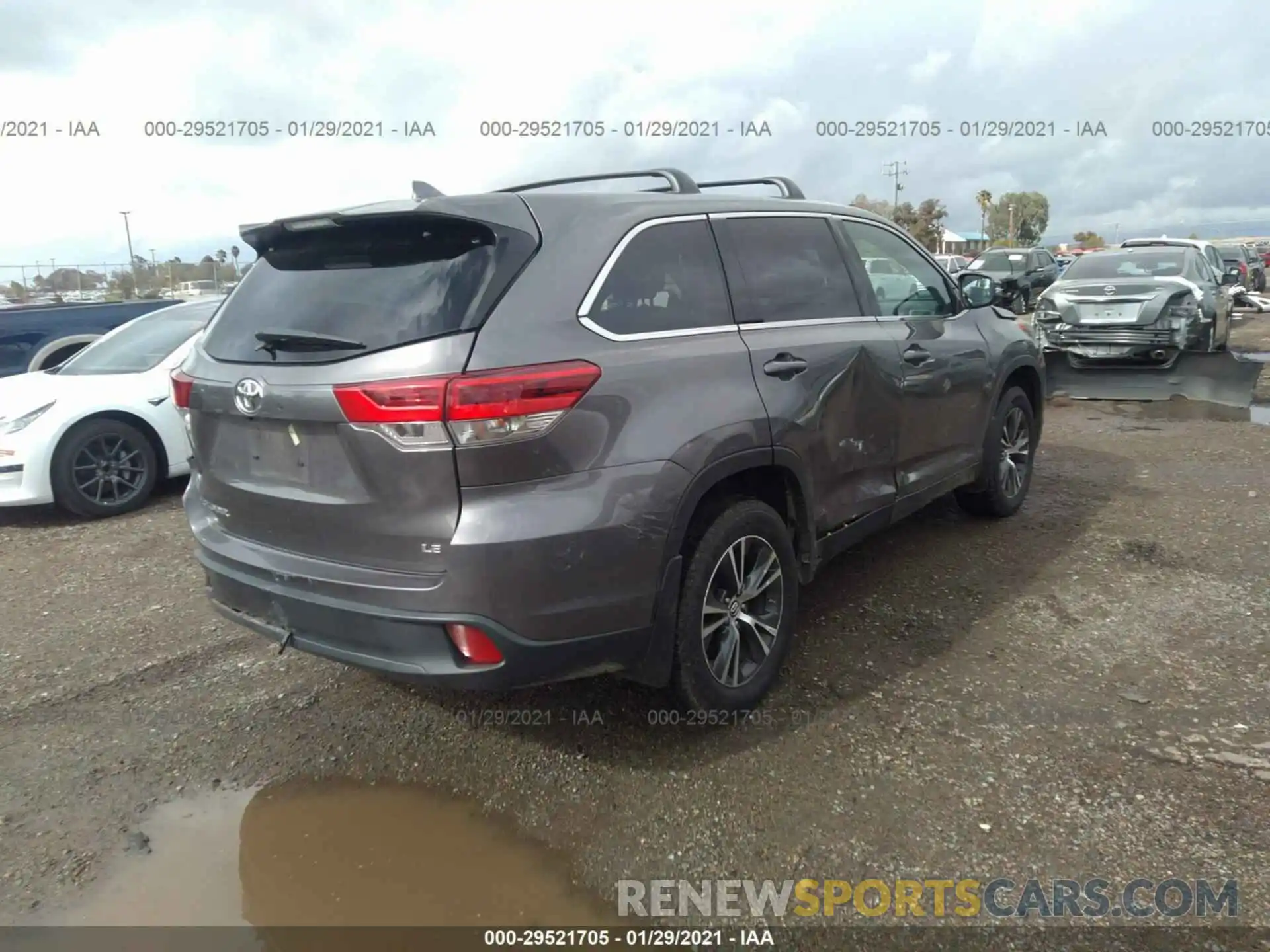 4 Photograph of a damaged car 5TDZZRFH7KS325355 TOYOTA HIGHLANDER 2019