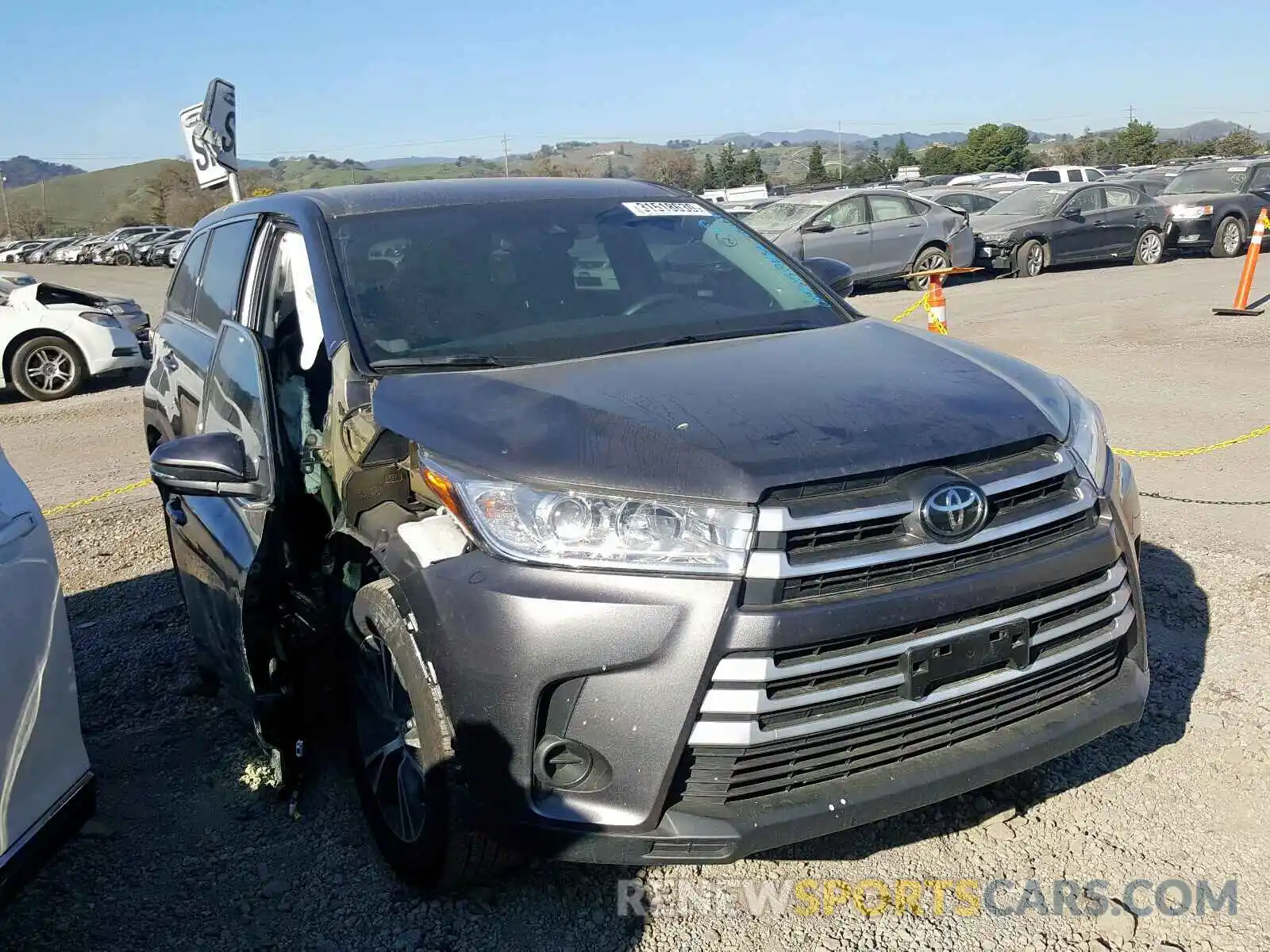 1 Photograph of a damaged car 5TDZZRFH7KS330958 TOYOTA HIGHLANDER 2019