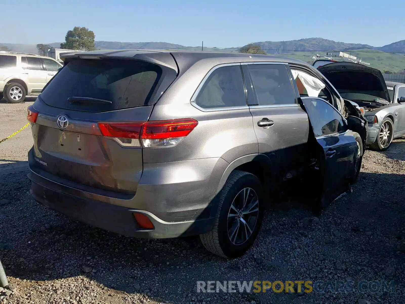 4 Photograph of a damaged car 5TDZZRFH7KS330958 TOYOTA HIGHLANDER 2019