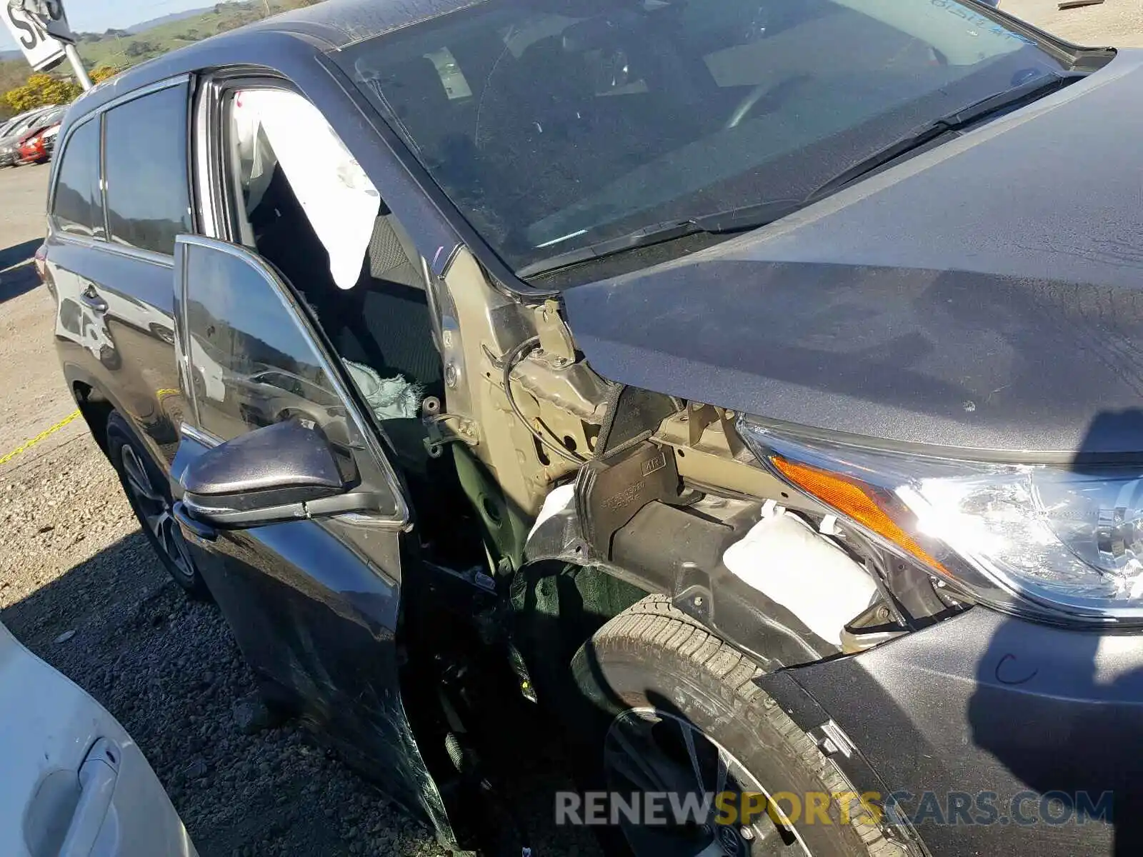 9 Photograph of a damaged car 5TDZZRFH7KS330958 TOYOTA HIGHLANDER 2019