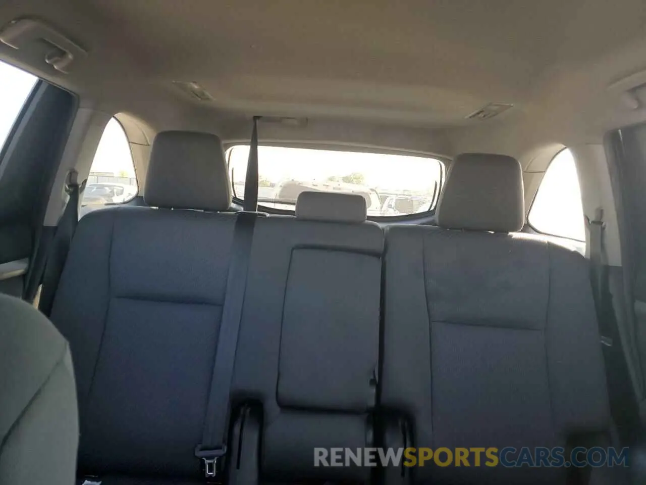 10 Photograph of a damaged car 5TDZZRFH7KS336193 TOYOTA HIGHLANDER 2019