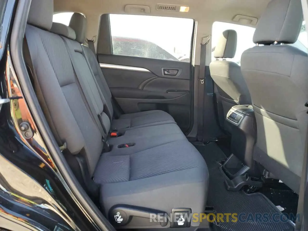11 Photograph of a damaged car 5TDZZRFH7KS336193 TOYOTA HIGHLANDER 2019