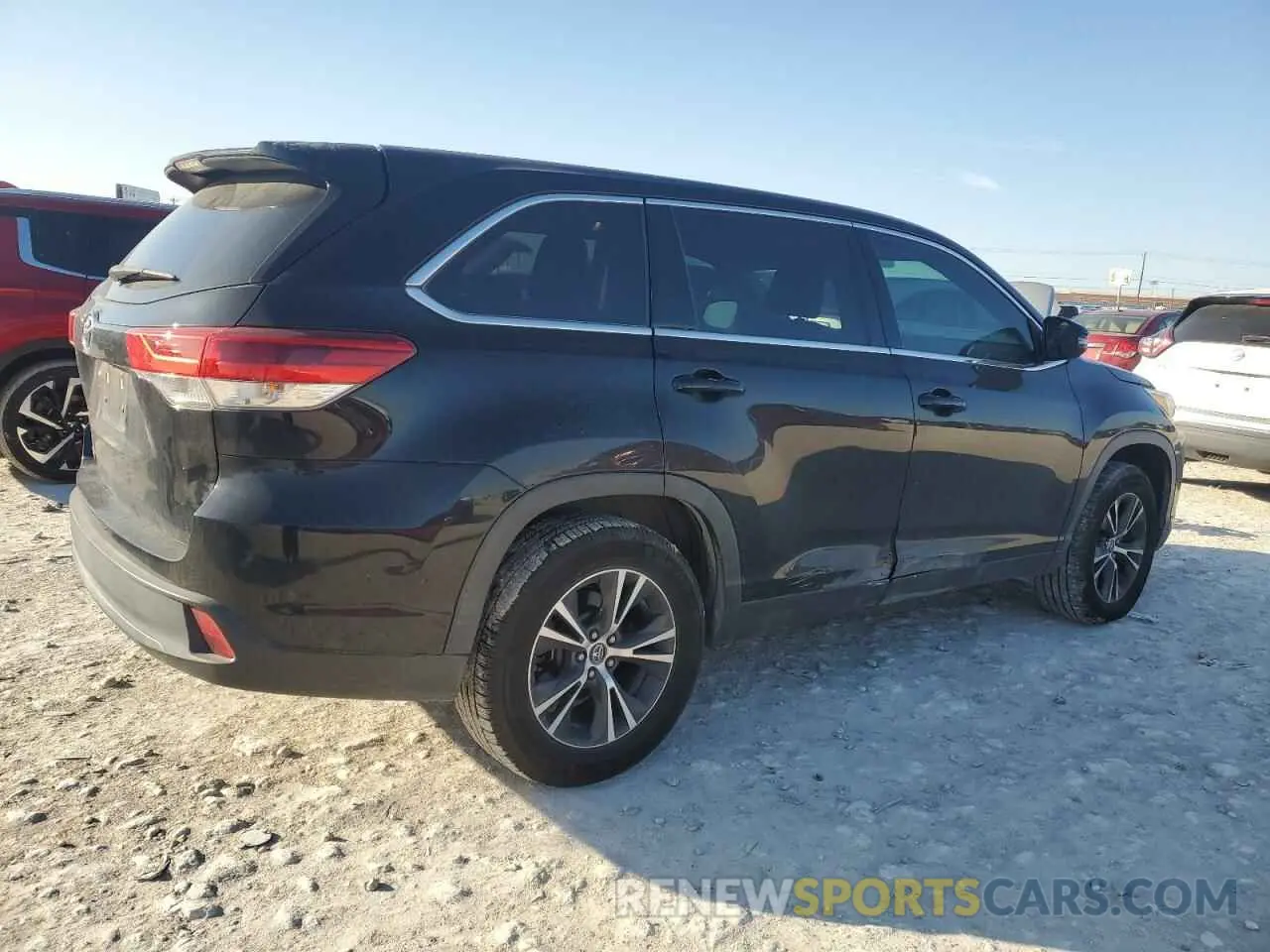 3 Photograph of a damaged car 5TDZZRFH7KS336193 TOYOTA HIGHLANDER 2019
