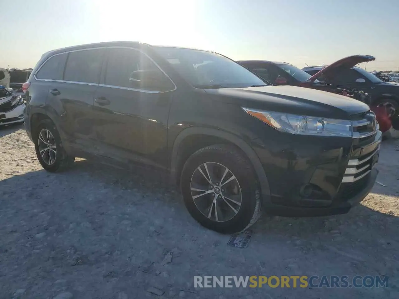 4 Photograph of a damaged car 5TDZZRFH7KS336193 TOYOTA HIGHLANDER 2019