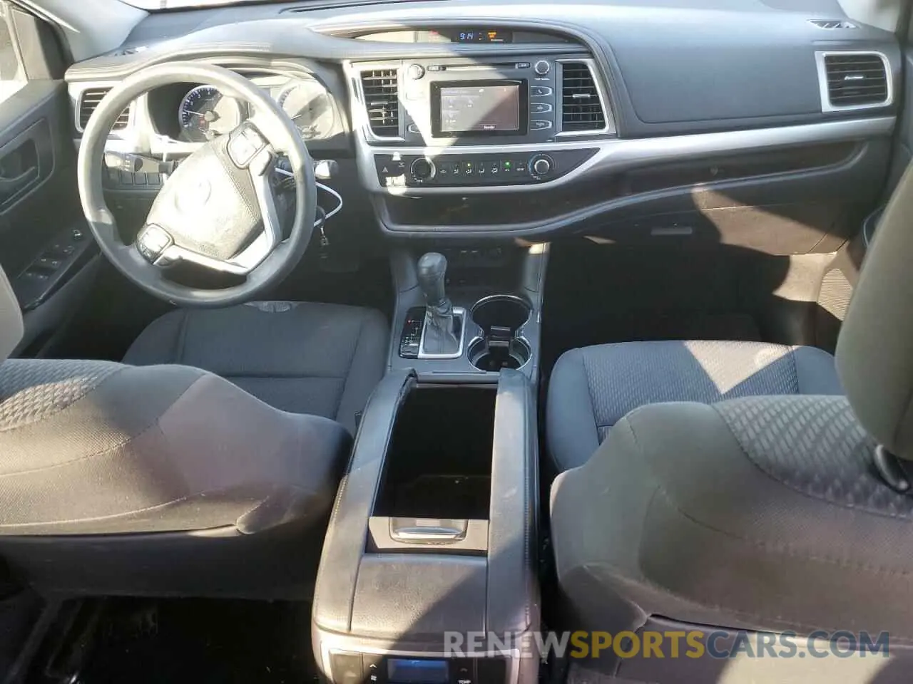 8 Photograph of a damaged car 5TDZZRFH7KS336193 TOYOTA HIGHLANDER 2019