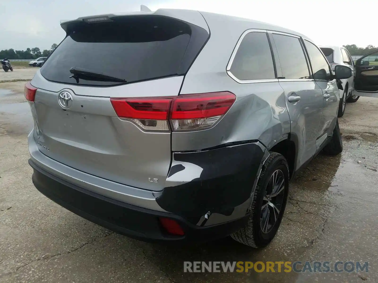 4 Photograph of a damaged car 5TDZZRFH7KS350434 TOYOTA HIGHLANDER 2019