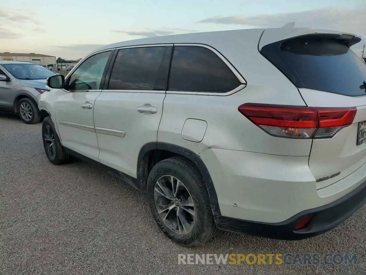 2 Photograph of a damaged car 5TDZZRFH7KS364690 TOYOTA HIGHLANDER 2019