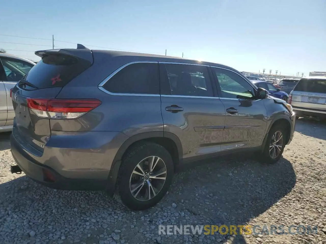 3 Photograph of a damaged car 5TDZZRFH7KS365029 TOYOTA HIGHLANDER 2019