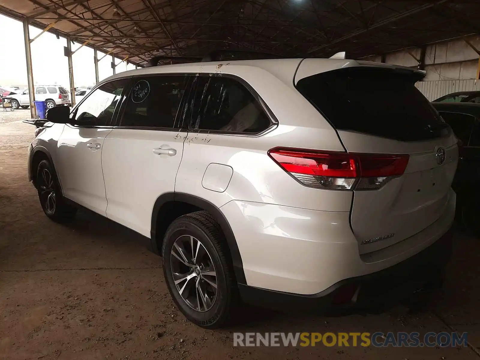 3 Photograph of a damaged car 5TDZZRFH7KS368822 TOYOTA HIGHLANDER 2019