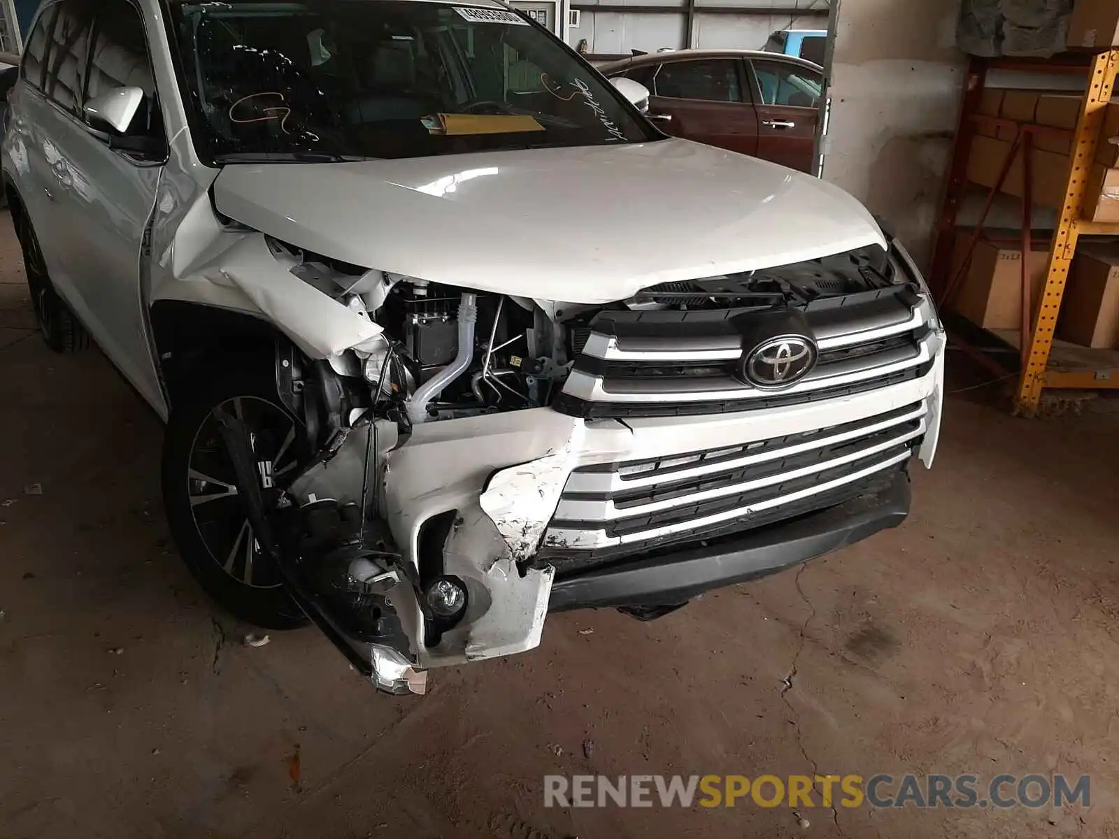 9 Photograph of a damaged car 5TDZZRFH7KS368822 TOYOTA HIGHLANDER 2019