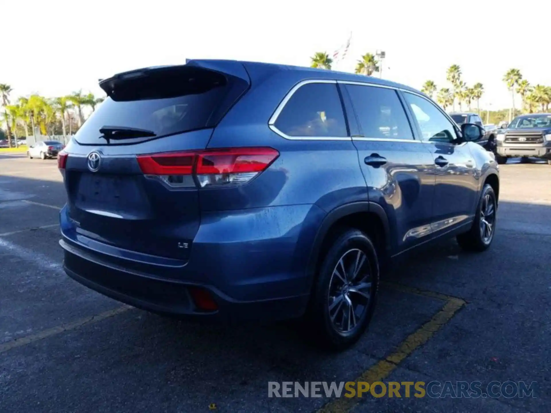 13 Photograph of a damaged car 5TDZZRFH8KS293838 TOYOTA HIGHLANDER 2019