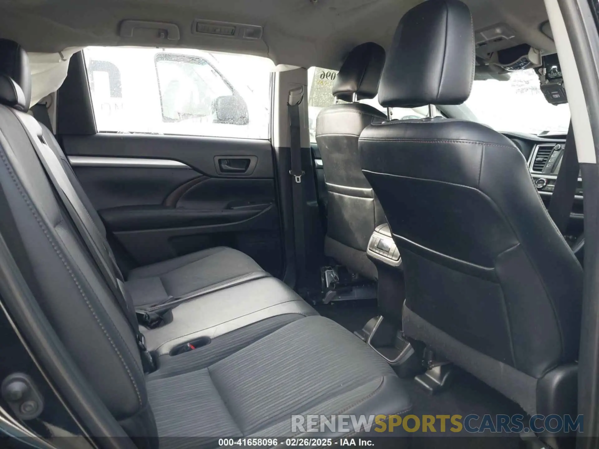 8 Photograph of a damaged car 5TDZZRFH8KS294505 TOYOTA HIGHLANDER 2019
