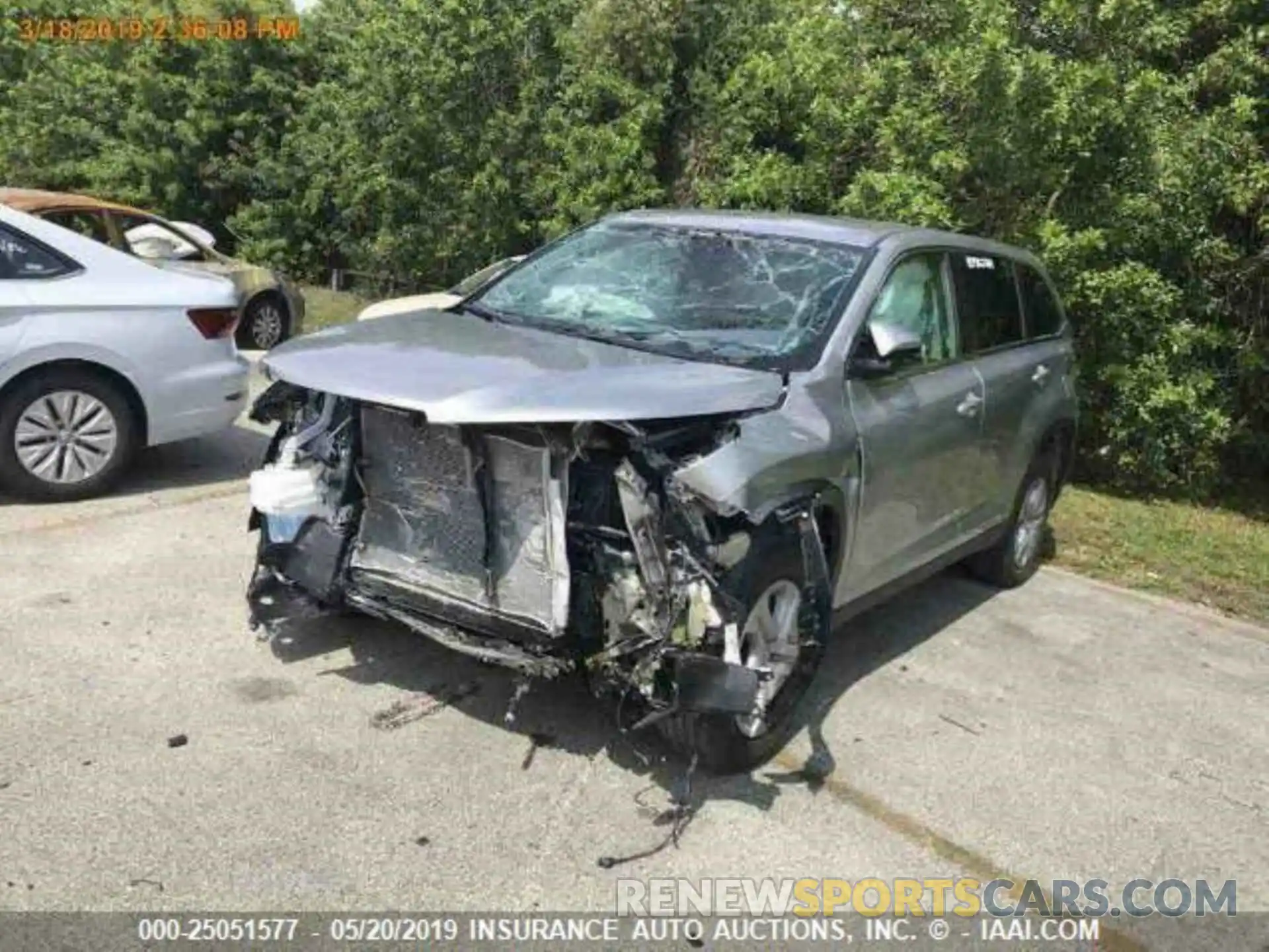 2 Photograph of a damaged car 5TDZZRFH8KS298697 TOYOTA HIGHLANDER 2019