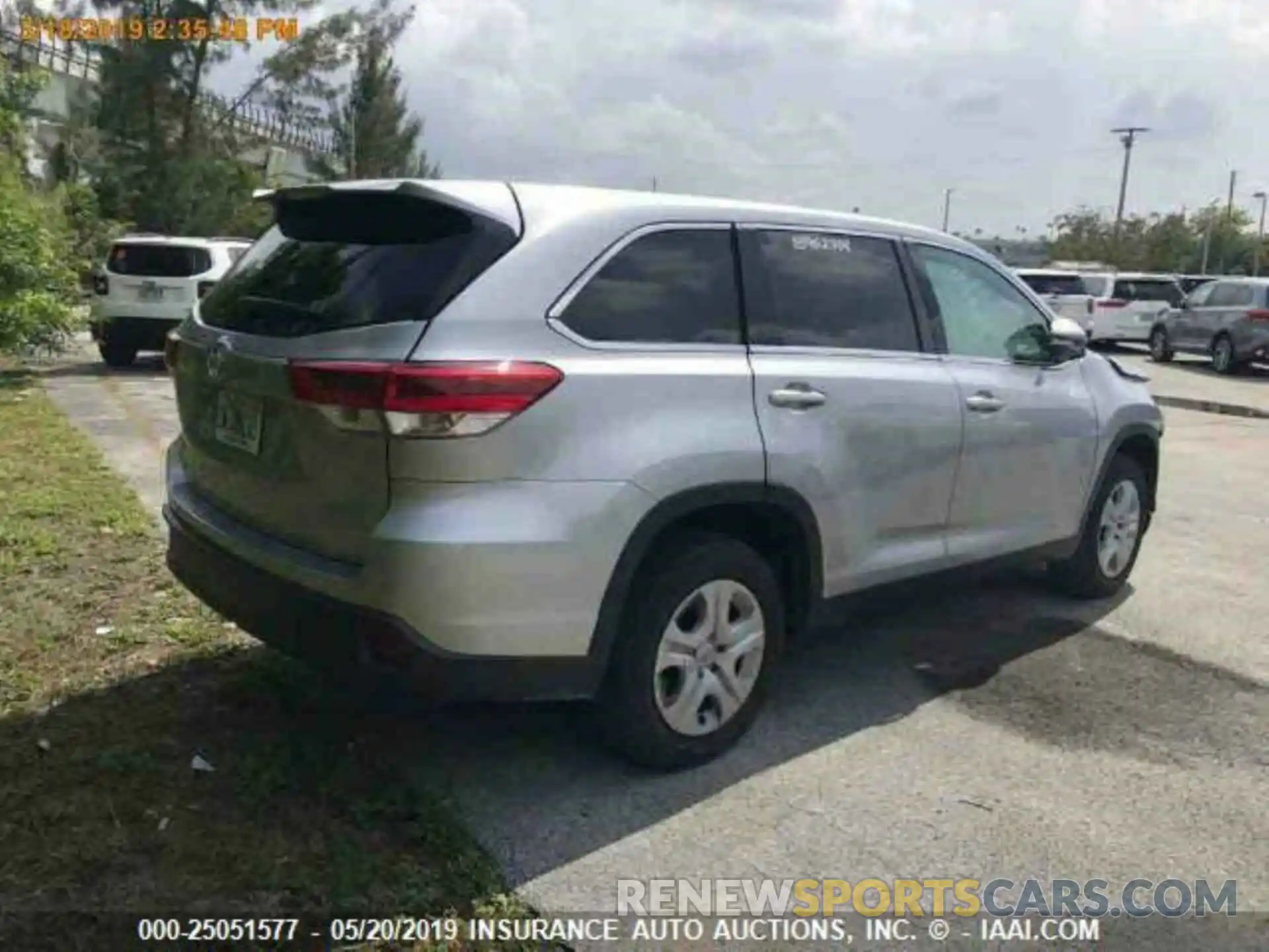 4 Photograph of a damaged car 5TDZZRFH8KS298697 TOYOTA HIGHLANDER 2019