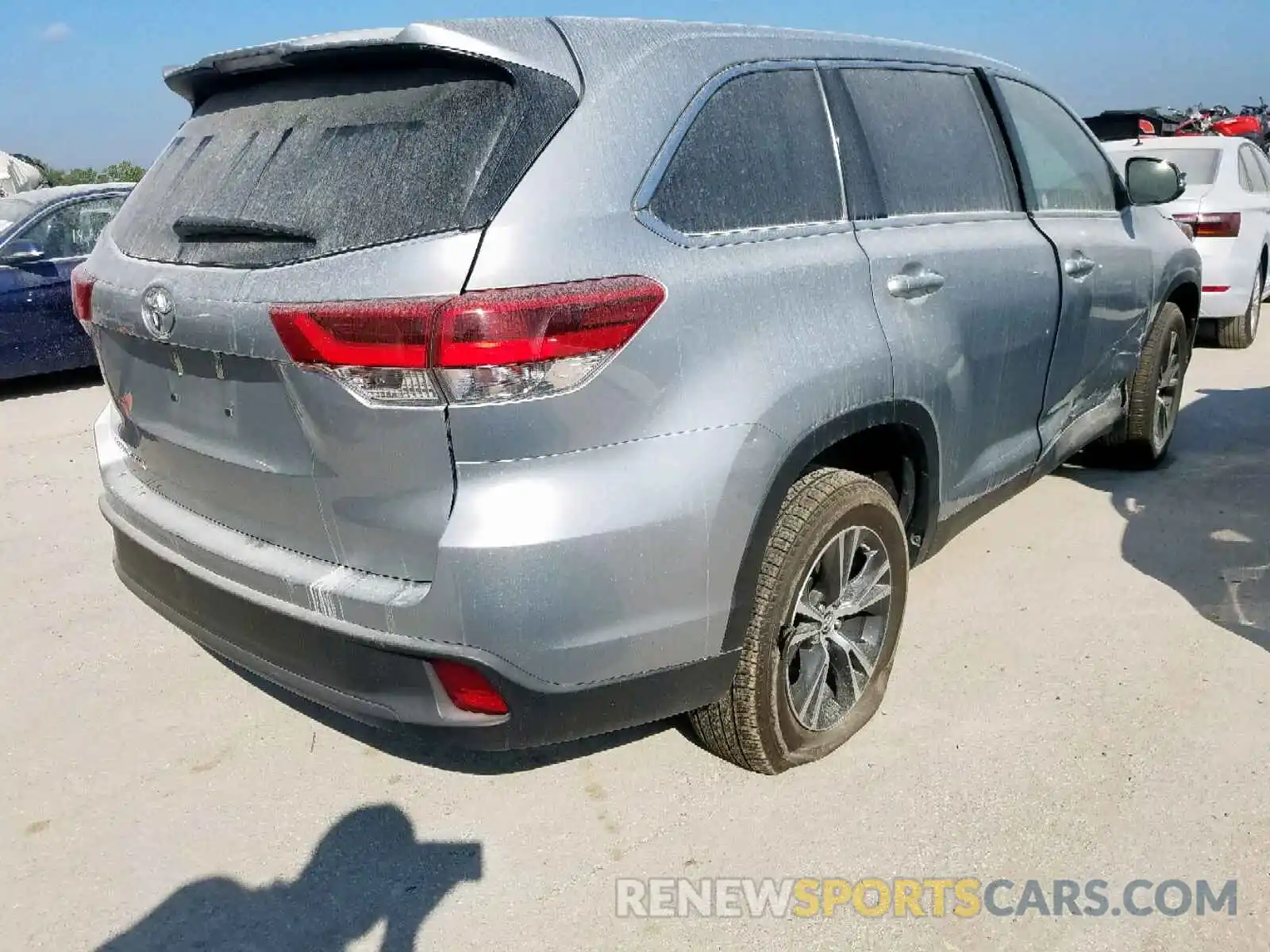 4 Photograph of a damaged car 5TDZZRFH8KS304787 TOYOTA HIGHLANDER 2019