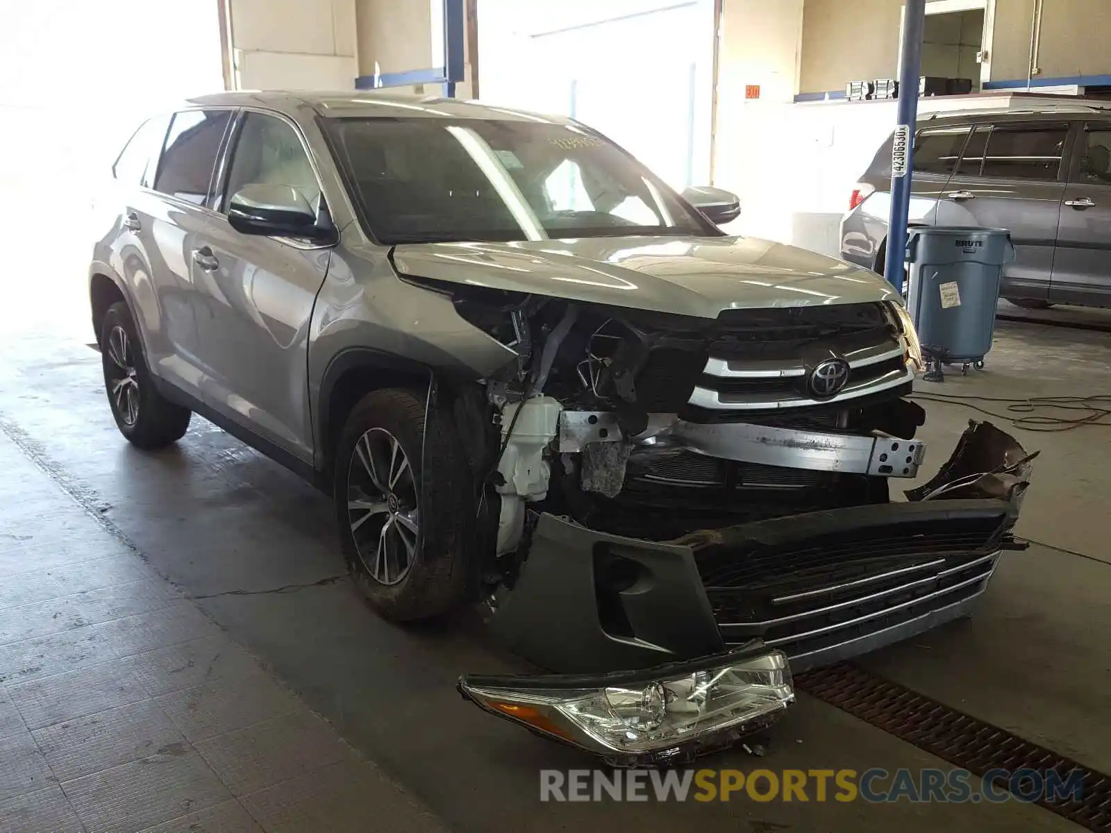 1 Photograph of a damaged car 5TDZZRFH8KS308029 TOYOTA HIGHLANDER 2019