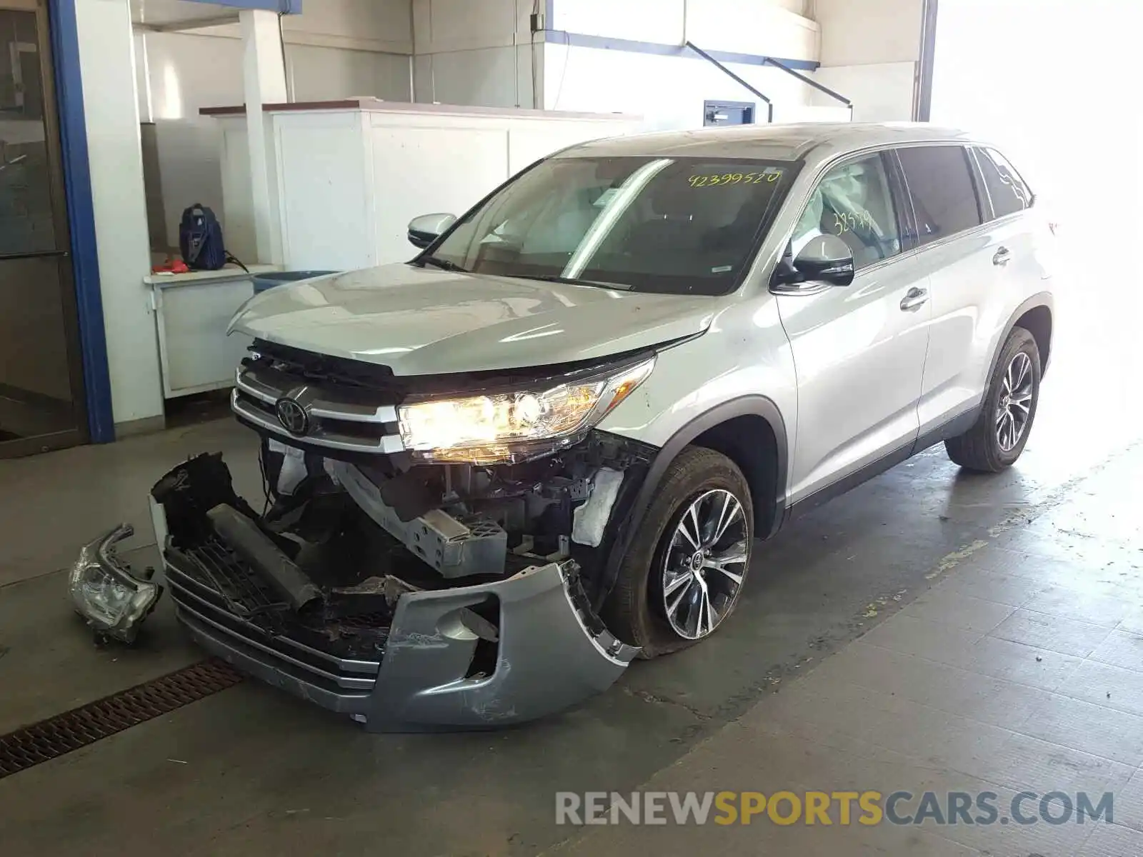 2 Photograph of a damaged car 5TDZZRFH8KS308029 TOYOTA HIGHLANDER 2019