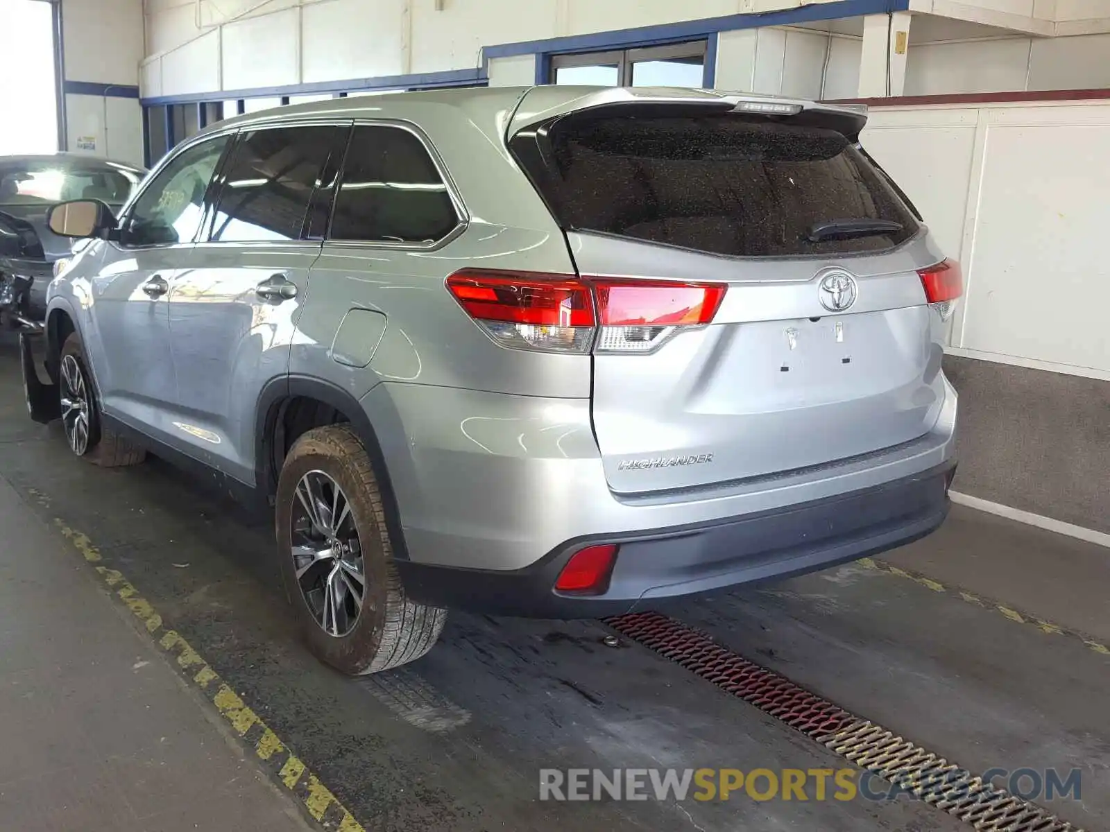 3 Photograph of a damaged car 5TDZZRFH8KS308029 TOYOTA HIGHLANDER 2019