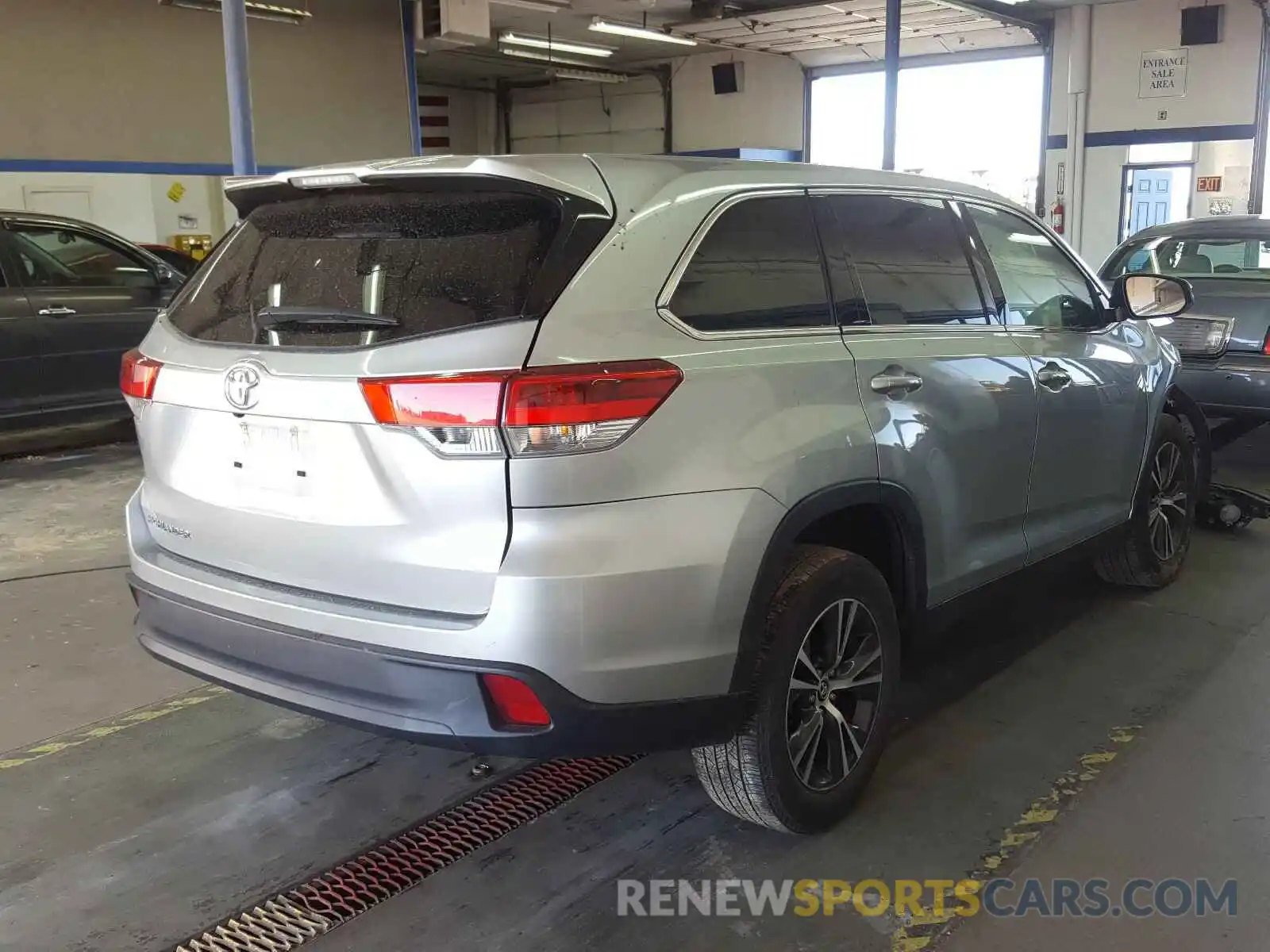 4 Photograph of a damaged car 5TDZZRFH8KS308029 TOYOTA HIGHLANDER 2019