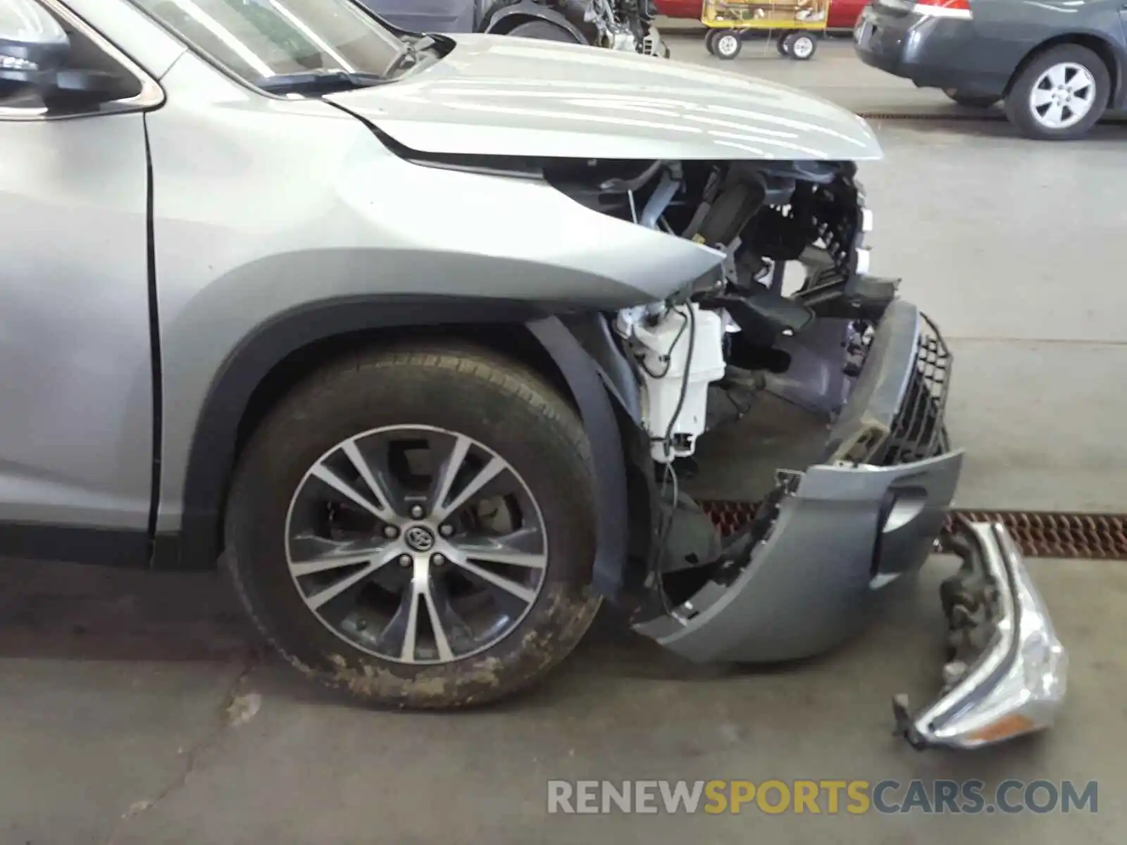 9 Photograph of a damaged car 5TDZZRFH8KS308029 TOYOTA HIGHLANDER 2019