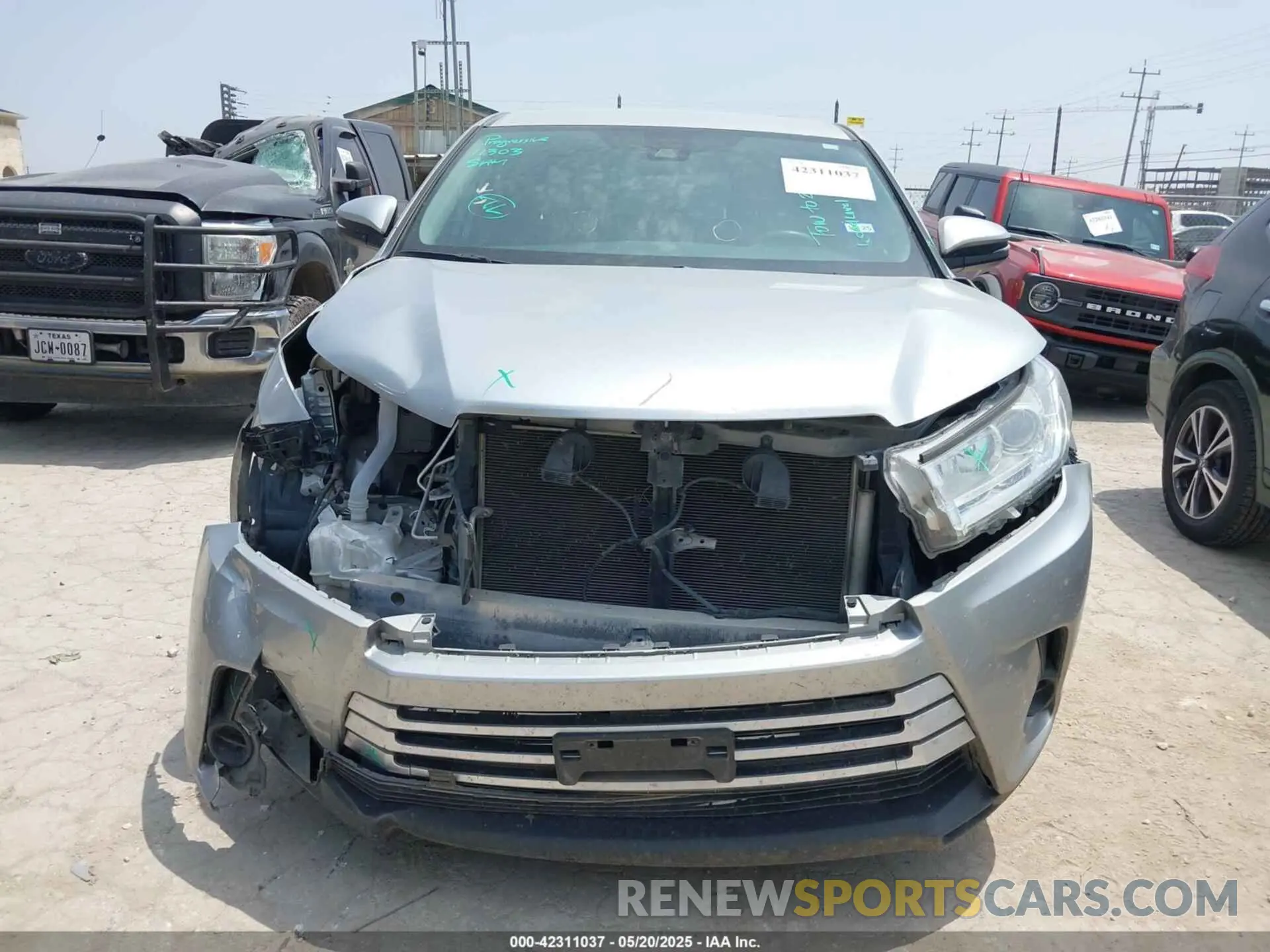 13 Photograph of a damaged car 5TDZZRFH8KS326112 TOYOTA HIGHLANDER 2019