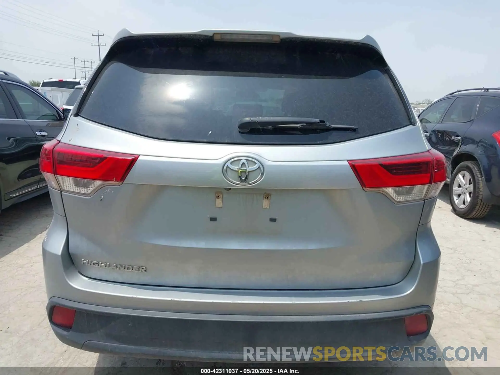 17 Photograph of a damaged car 5TDZZRFH8KS326112 TOYOTA HIGHLANDER 2019