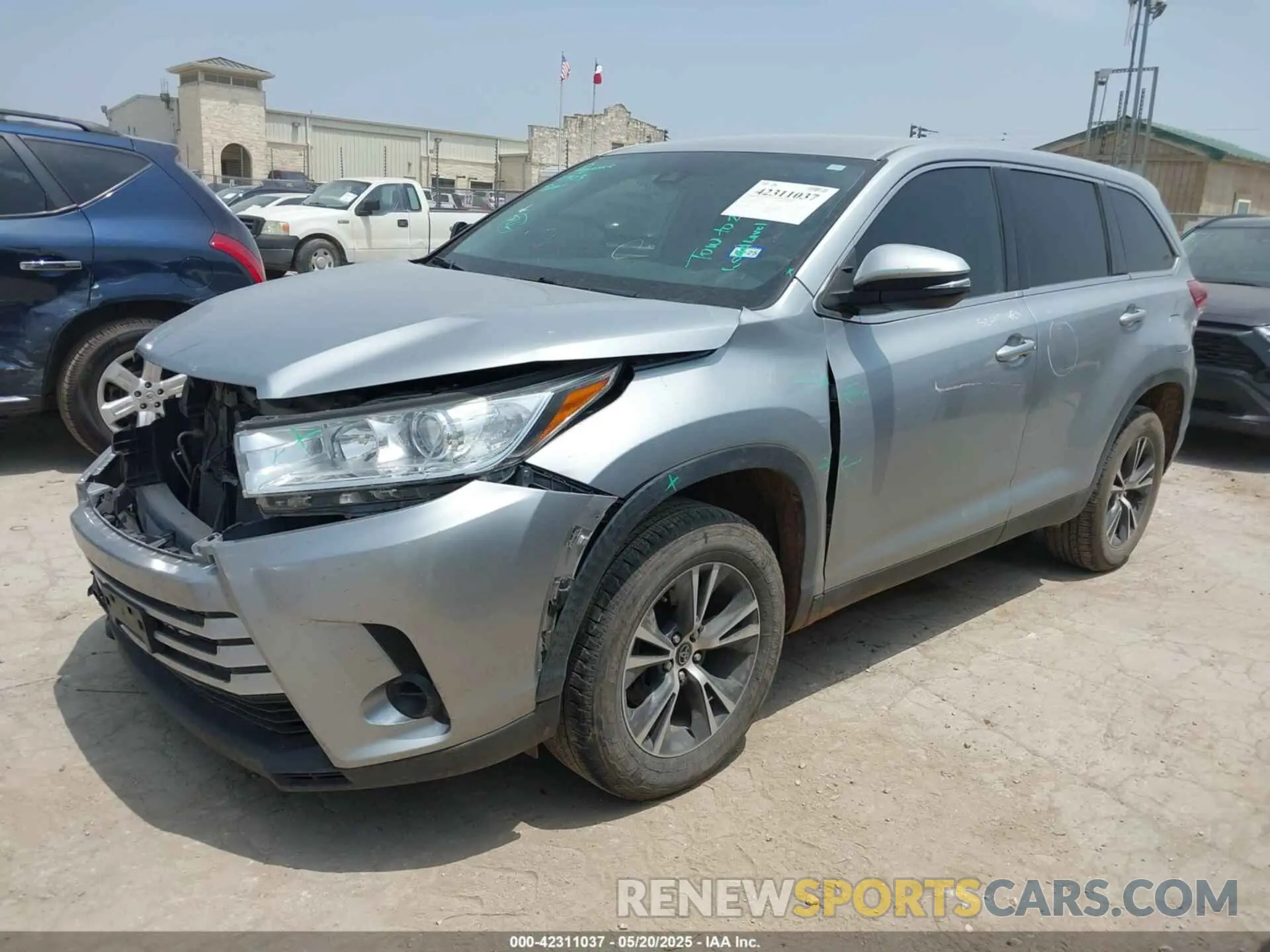 2 Photograph of a damaged car 5TDZZRFH8KS326112 TOYOTA HIGHLANDER 2019